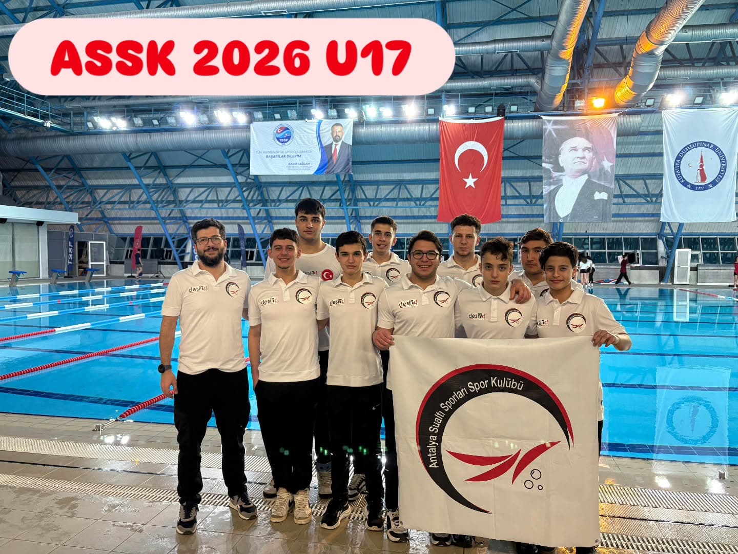 Kulüp bayrağıyla havuz başında poz veren U17 sualtı hokeyi takımımız